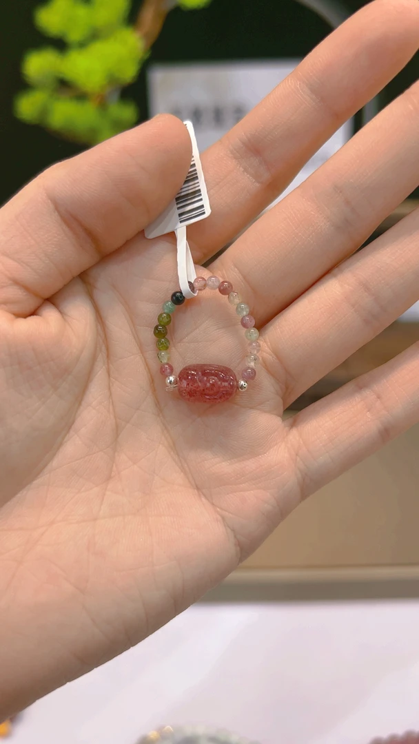 碧玺戒指搭配草莓晶貔貅F815