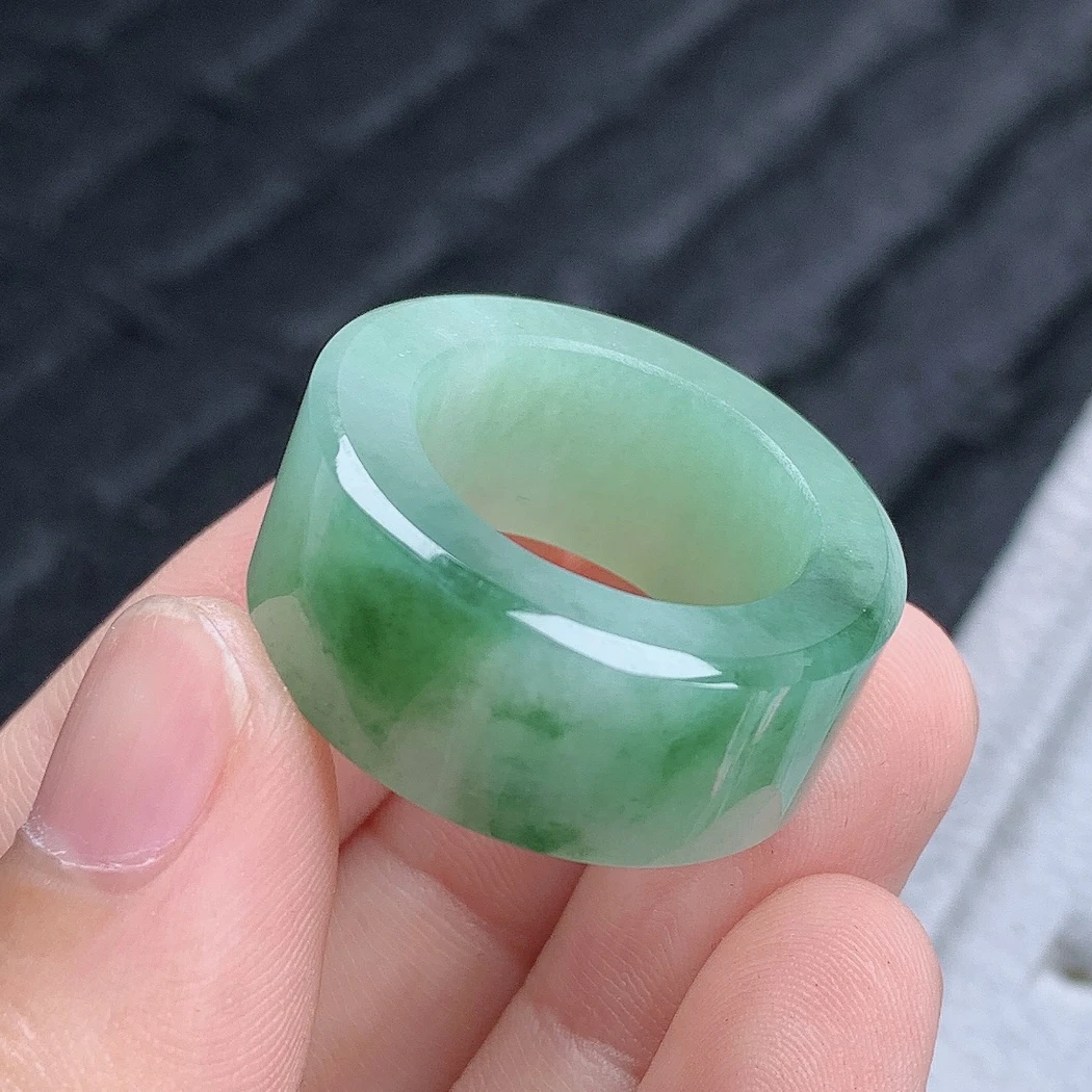 老坑种翡翠飘绿花扳指玉指环戒指尺寸：19-12.2-5.3mm20号圈口5S