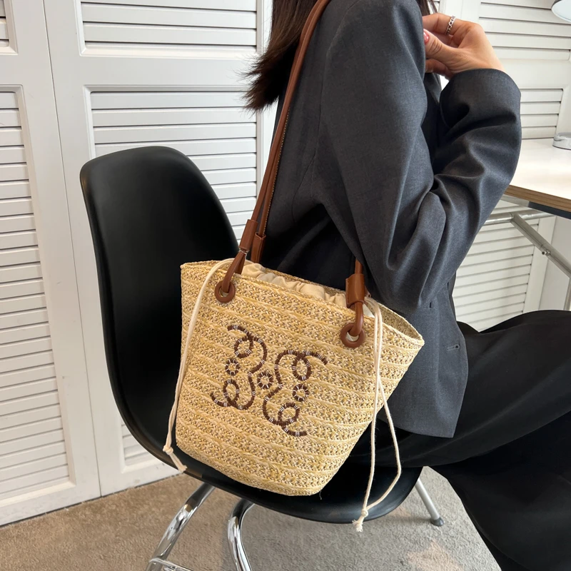 森系大容量2024新款夏季洋气时尚百搭休闲腋下单肩抽绳沙滩草编包