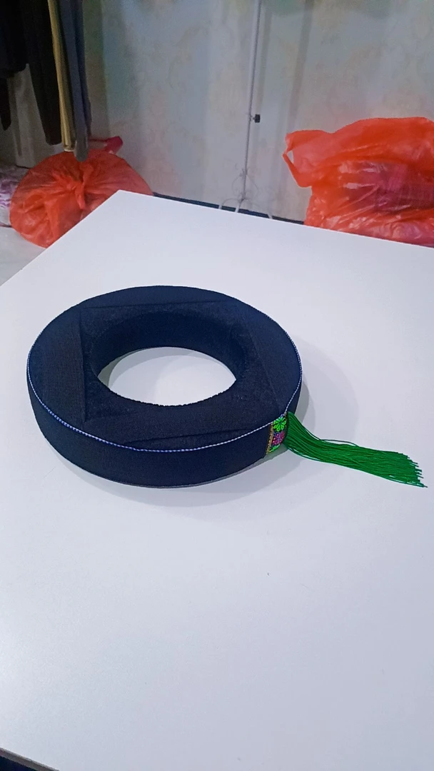 少数民族头带青苗帕子。