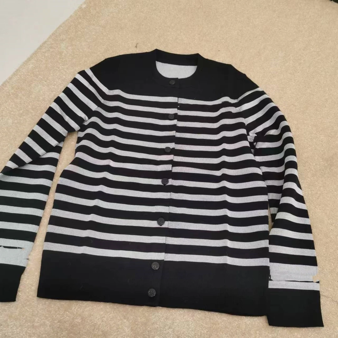 慕溢-黑灰条纹单排扣开衫