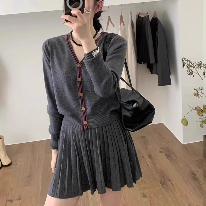 秋季穿搭韩系风高级感V领内搭针织开衫上衣百褶半身裙女装两件套