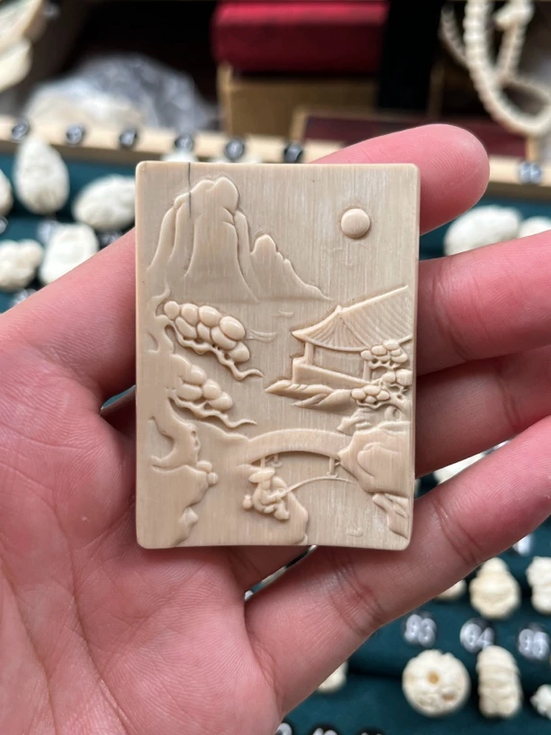 猛犸牙山水牌子，宽43高58厚5配饰