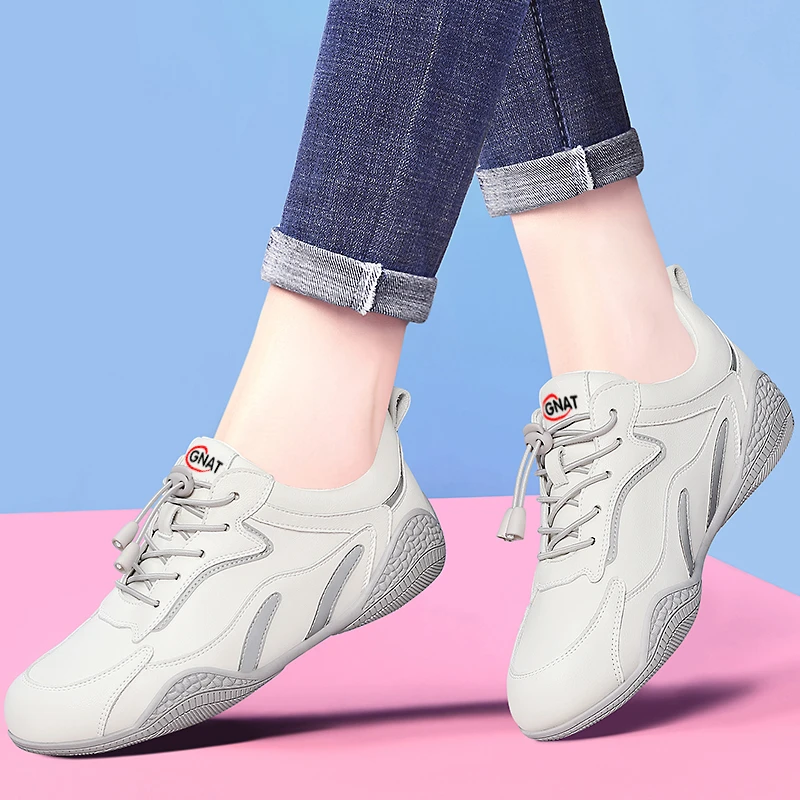 真皮运动鞋女2025新款春秋平底软底休闲旅游鞋轻便高档妈妈小白鞋
