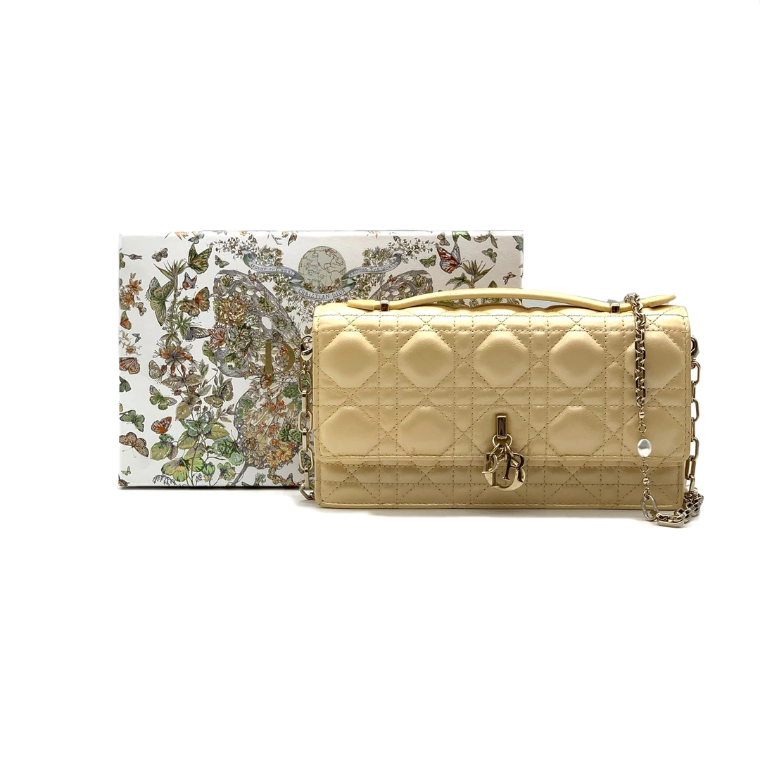 95新 DIOR/迪奥 MISS DIOR珠光面鹅黄色手袋/23年/E08253076WMY