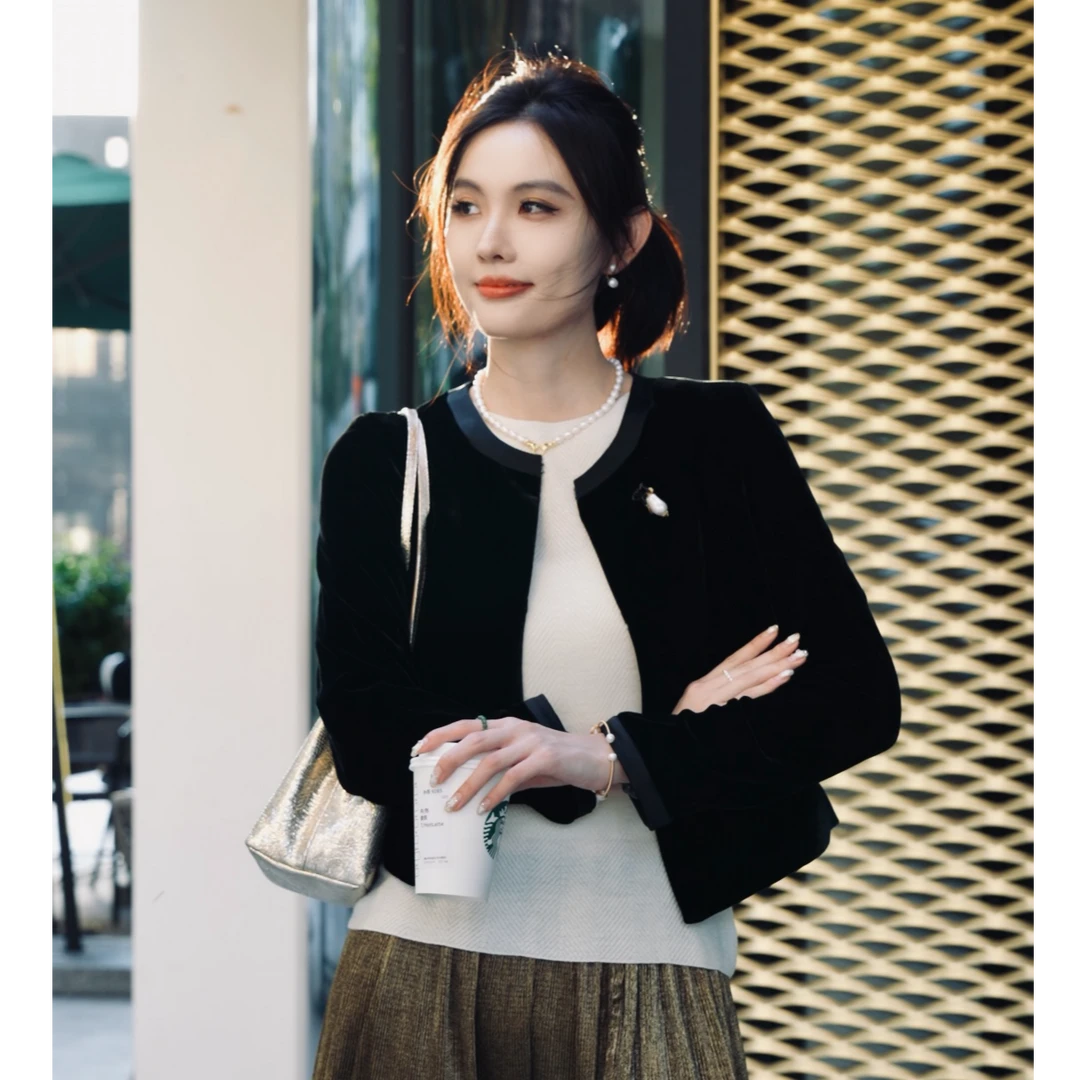 时尚圆领正肩丝绒洋气显瘦小香风早秋短外套