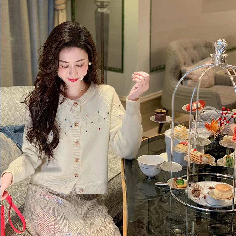 白色小香风圆领针织衫开衫女2024秋冬新款独特别致设计感长袖上衣