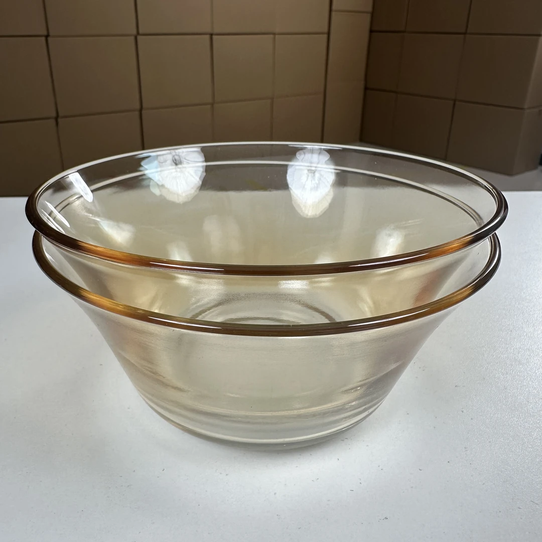 两只装茶色大碗面碗汤碗