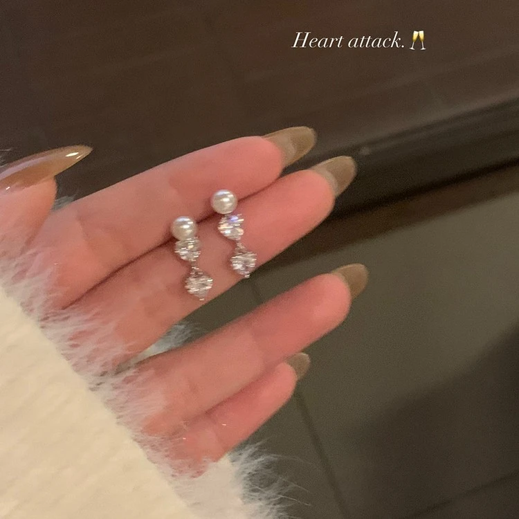 铜合金耳饰 初恋女友 爱心锆石珠珠耳钉女秋冬小众设计感高级耳饰