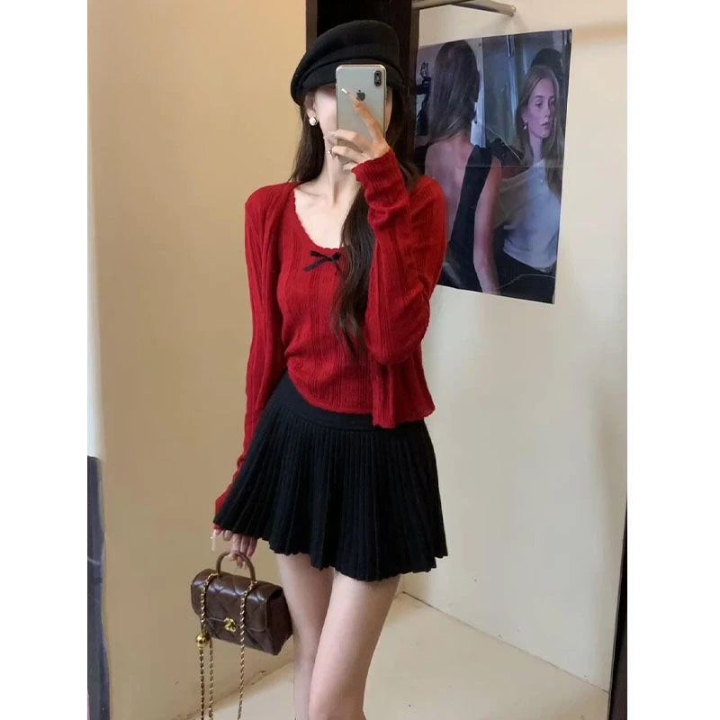 今年流行安可拉红穿搭2024新款早秋薄款针织开衫背心短裙三件套潮