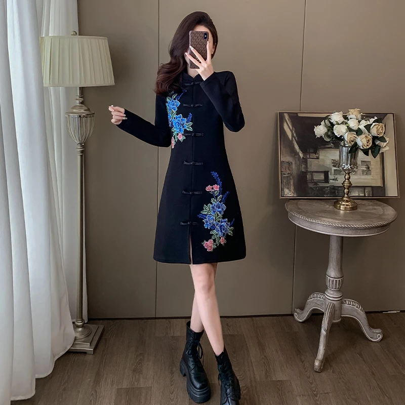此念中式复古优雅气质连衣裙春秋新款时尚中国风盘扣刺绣小黑裙子