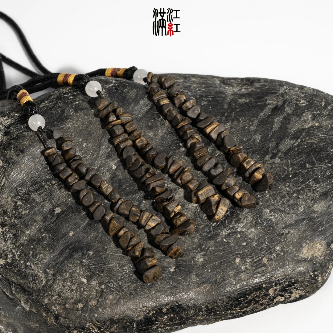 满江红 沉香吊坠随型车挂/多样性其一发货/沉水/海南莺歌绿棋楠