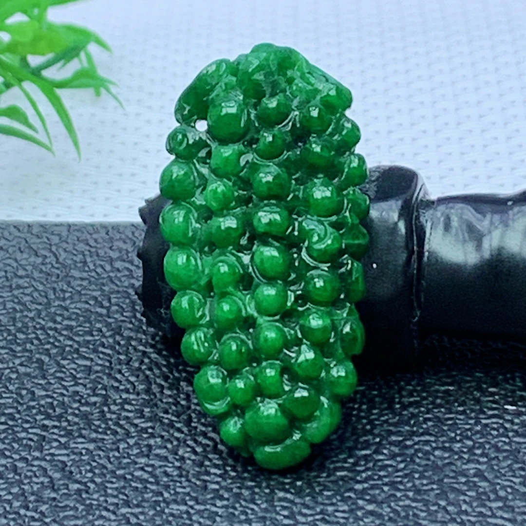 缅甸天然A货翡翠  辣绿葡萄吊坠