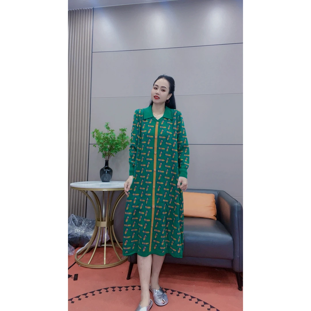 3545 气质时尚减龄翻领长款连衣裙秋冬款长袖打底裙