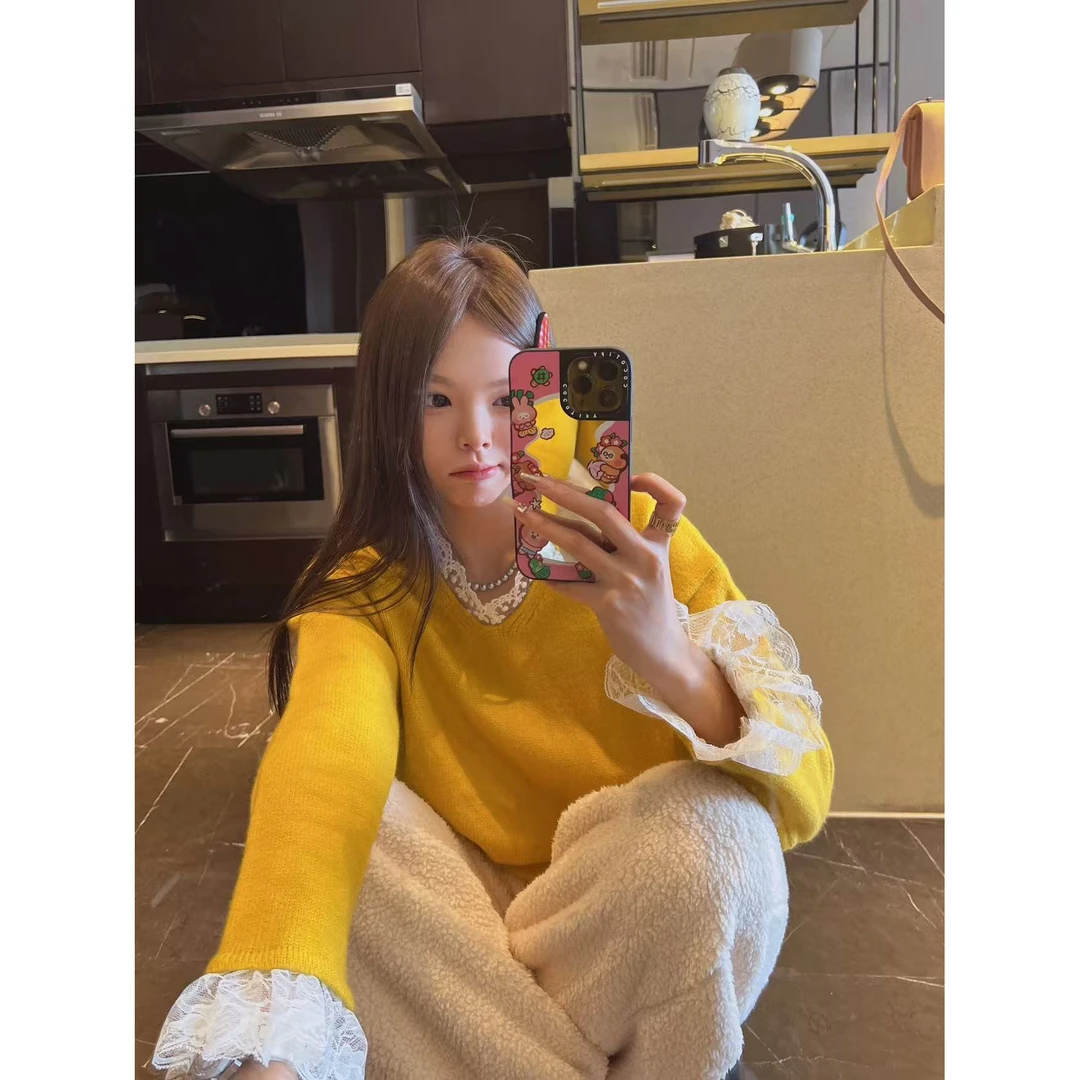 xxxwxz王希之 鹅黄色~蕾丝拼接v领软糯毛针织衫#z1312