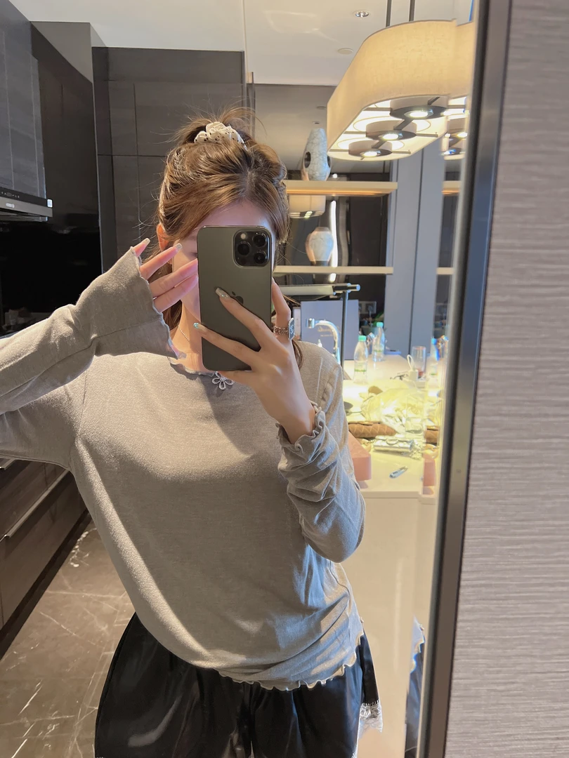 xxxwxz王希之 灰色打底T恤+黑色丝绒吊带衫两件套（分开拍）#b158