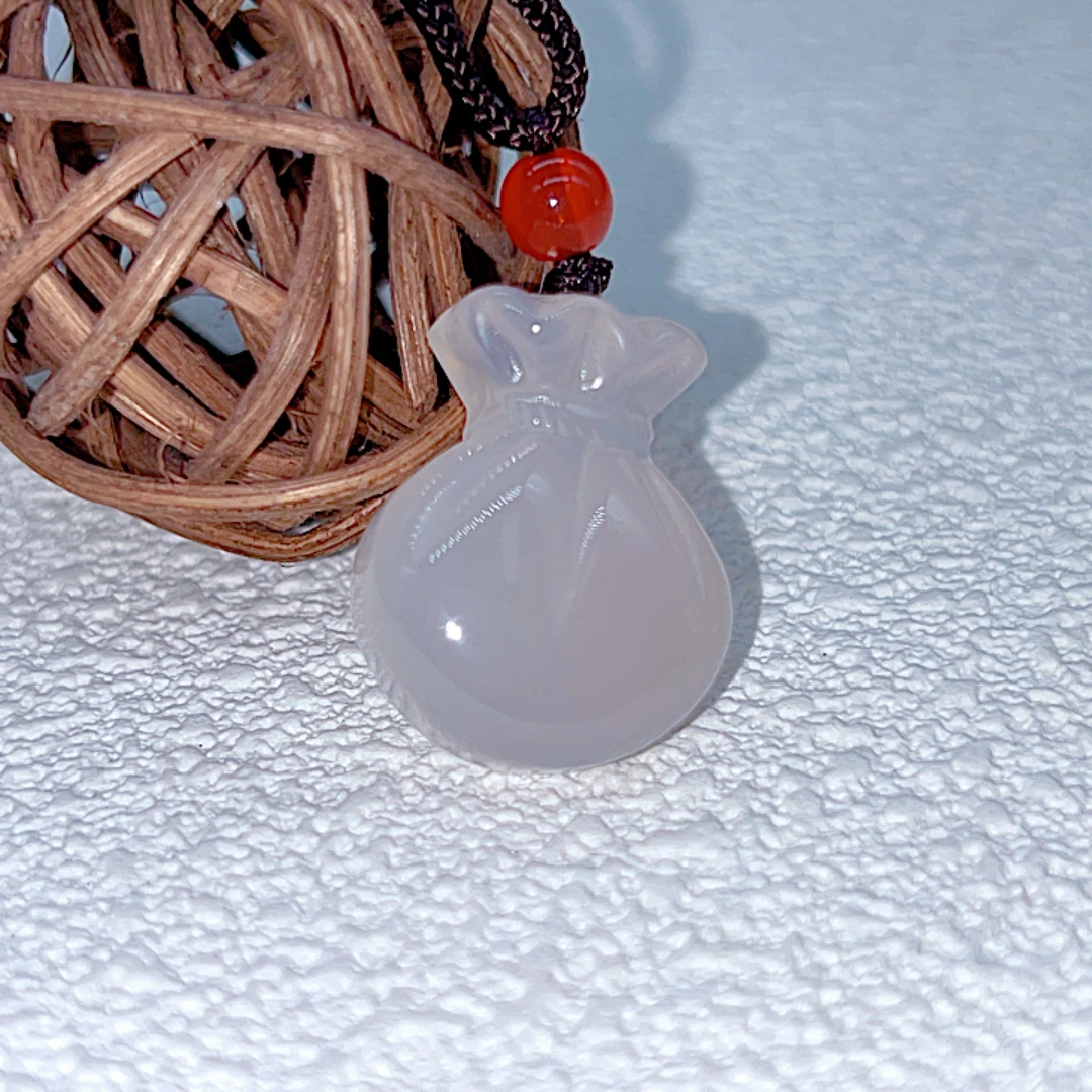 天然玛瑙，米袋子挂件一个，多样性发货，，带证书，气质时尚精雕吊坠