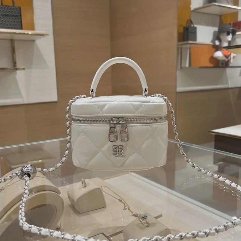 白色绣线夏季新款小众轻奢白色菱格链条方盒子包（默认微瑕疵）