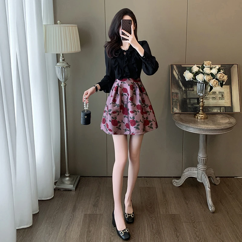 秋季法式V领木耳边气质A字裙小众设计灯笼袖印花减龄小香风连衣裙