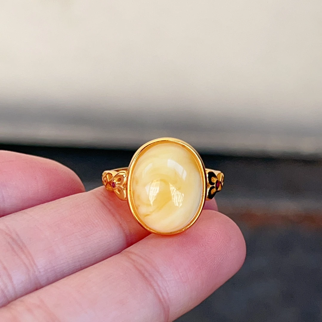 白蜡黄白蜡蜜蜡蛋面戒指，银镶活口，尺寸16～13.6～7mm，多样性发一个