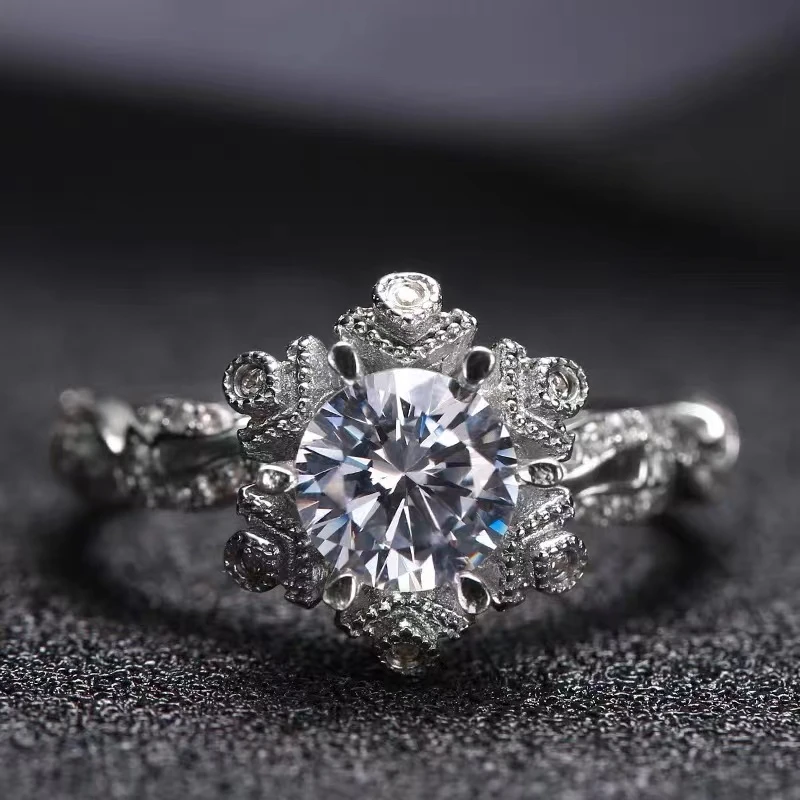 925银莫桑石戒指 【初雪】1ct气质白色轻奢时尚女王经典镶嵌