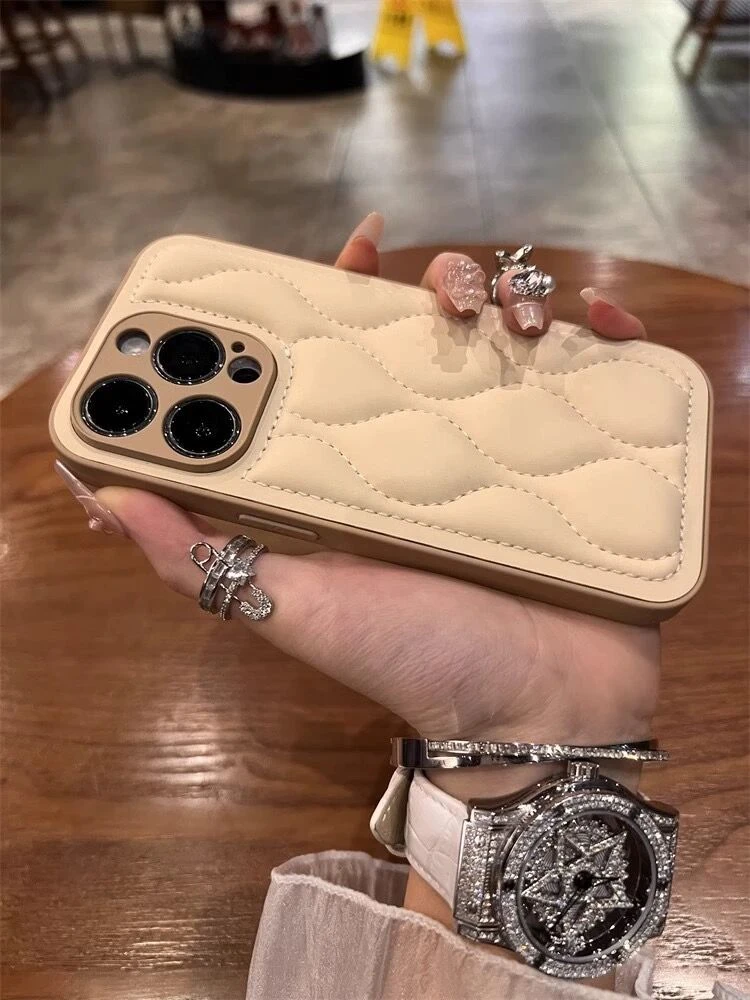 秋冬奶咖色菱形格15苹果14手机壳新款iphone13promax全包带防尘网