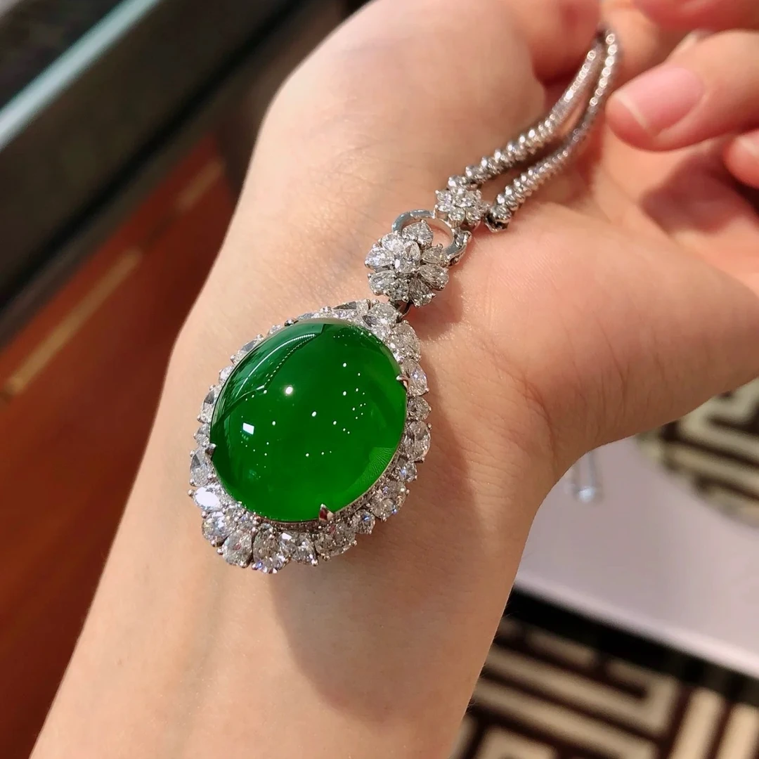 18K金镶嵌A货翡翠鸽子蛋轻奢绿色豪华