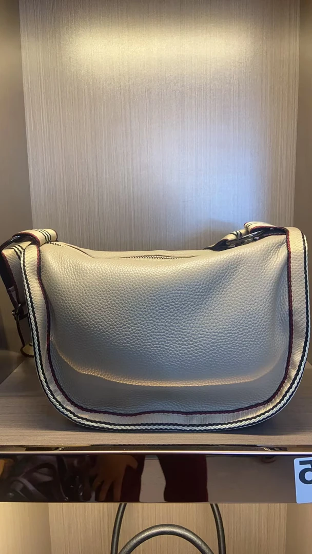 简约时尚单肩斜挎枕头包