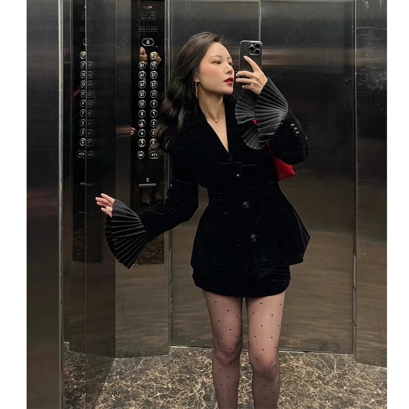 复古黑色丝绒套装女秋冬高级感富家千金收腰西装外套半身裙两件套