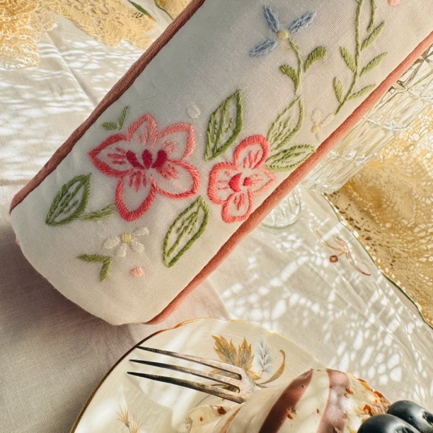 DZF316 手绣彩花保温杯套12×18cm