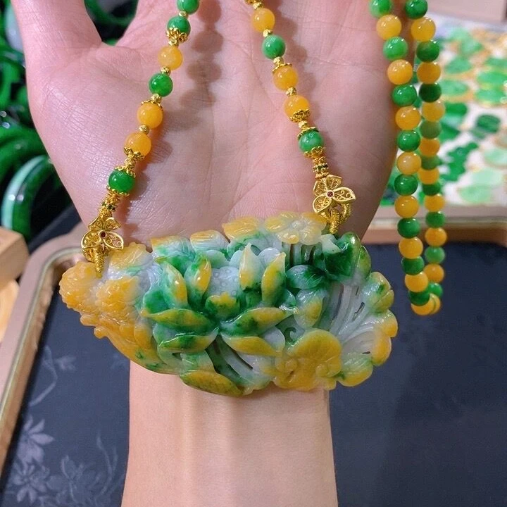 翡翠A货莲花飘绿带彩挂件莲莲花开冰种项链吊坠