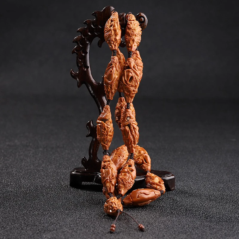 镂空十八罗汉橄榄核雕脖挂