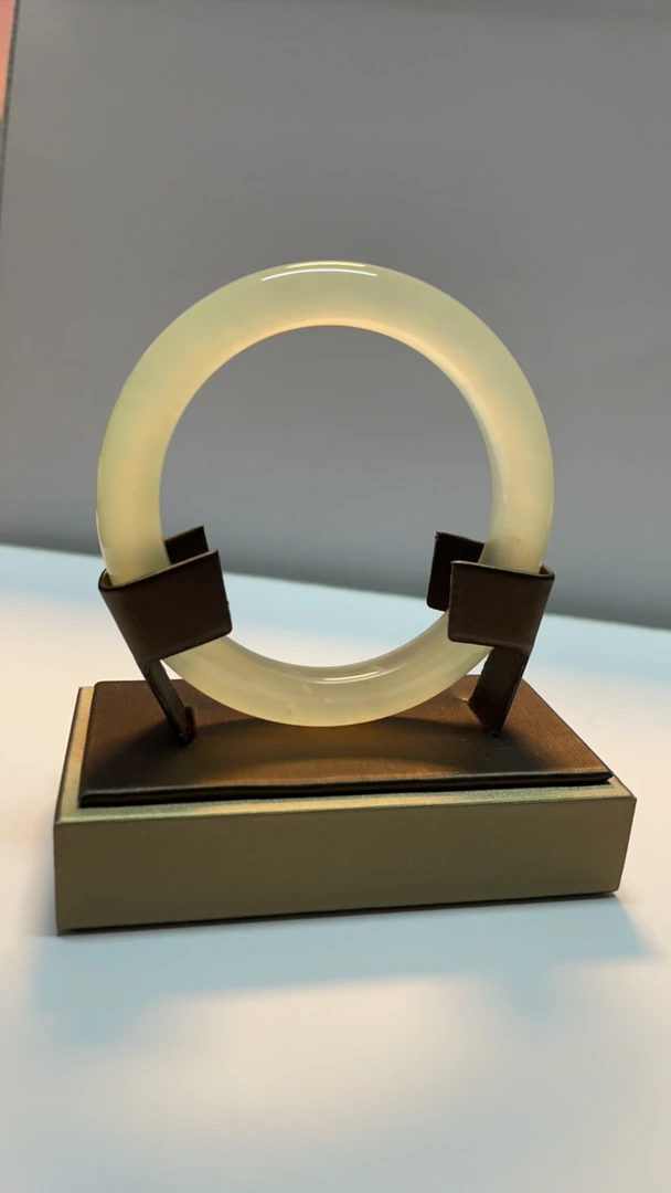 岫玉冰透时尚白手镯