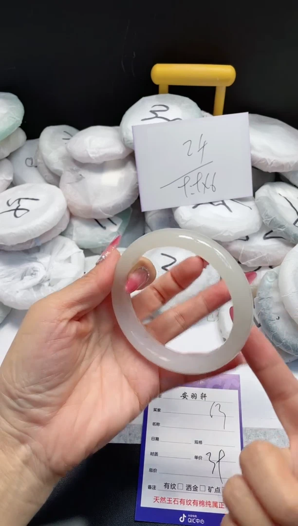 【闪购商品】石英质玉手镯未镶嵌63