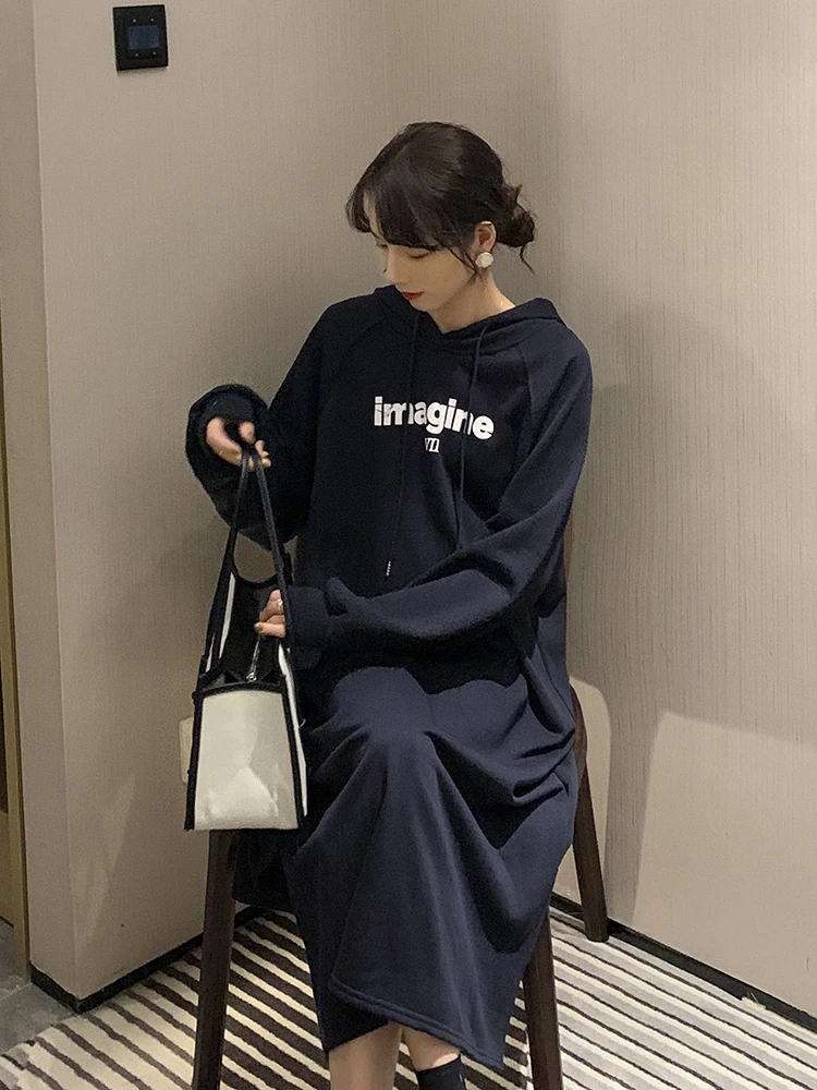 显瘦秋冬新款韩系字母印花宽松卫衣裙连帽中长款长袖黑色连衣裙