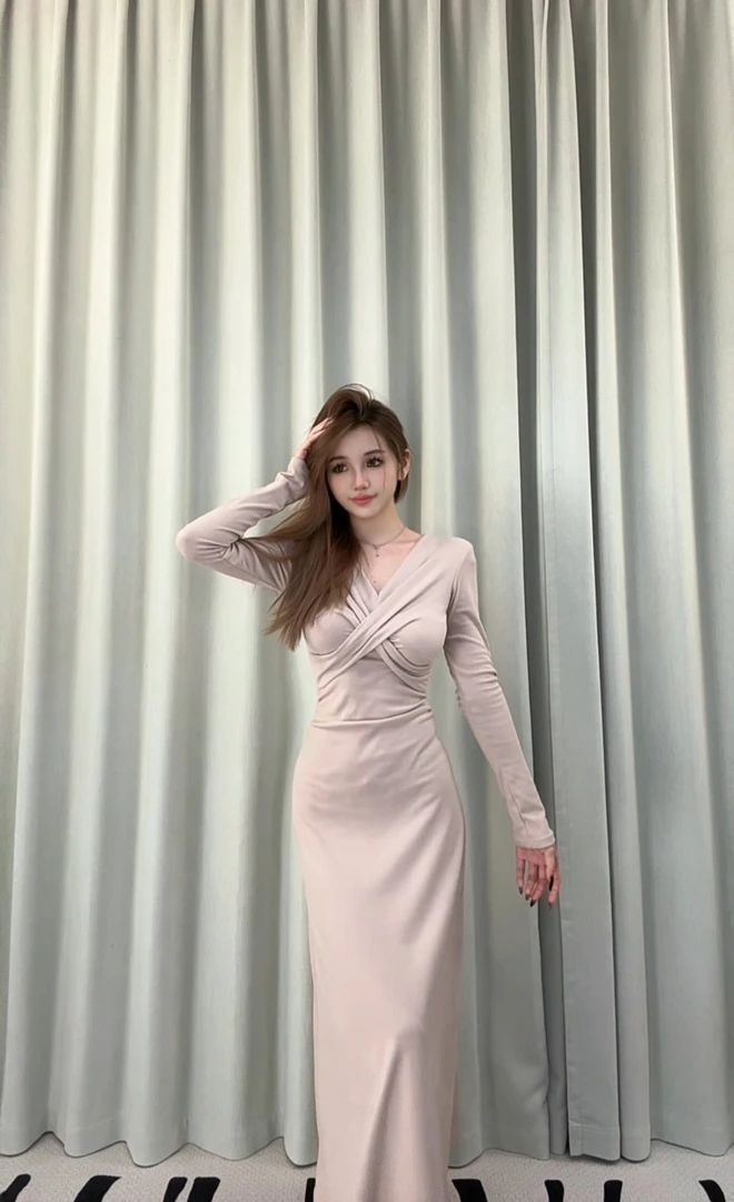 【姐姐轮廓】显瘦气质秋冬季长袖v领连衣裙褶皱收腰显瘦A字裙长款