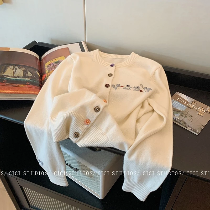 设计感卡通刺绣圆领针织开衫女秋2025新款减龄小个子休闲短款毛衣