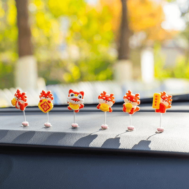 摆件创意2024摇头可爱载龙年中控台挂钩汽车吉祥物显示屏网红饰品