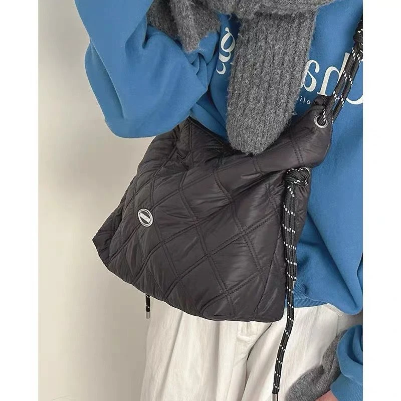 菱格休闲包包秋冬女2023新款潮时尚休闲托特包尼龙布大容量斜挎包