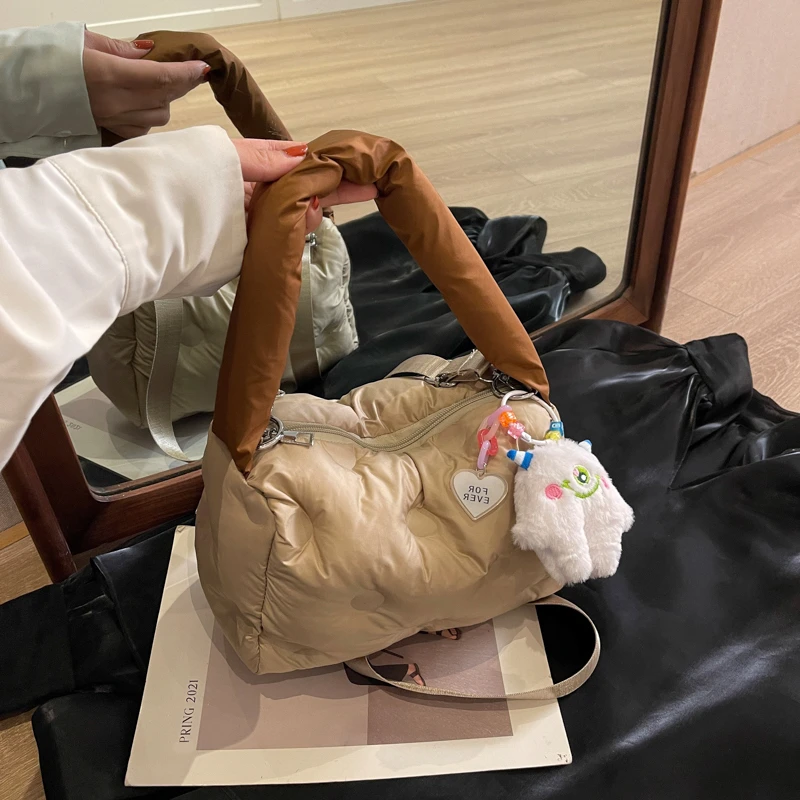 秋冬爆款小众包包女2023新款流行百搭斜挎包超火羽绒包手提棉服包