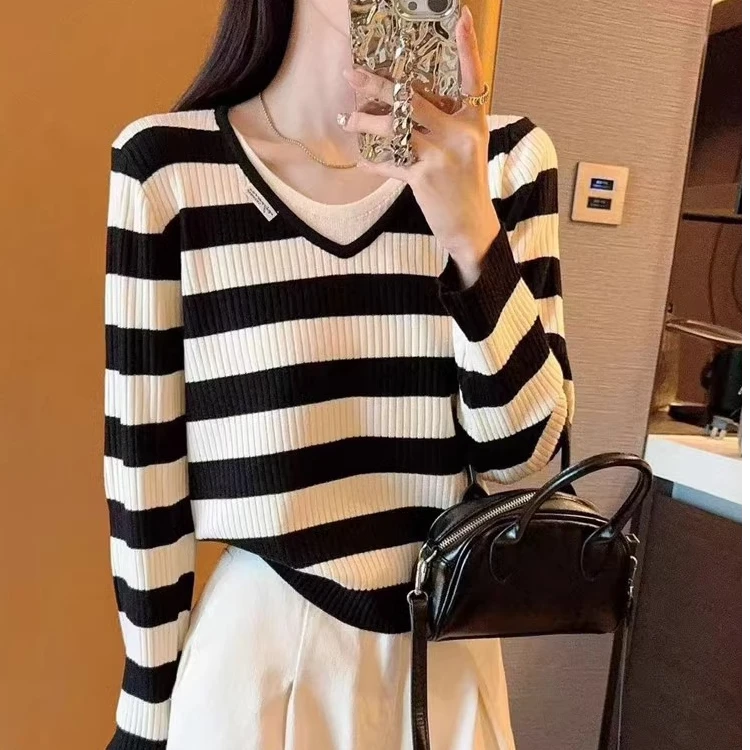 V领条纹假两件上衣女2025年秋季新款显瘦百搭套头长袖针织衫毛衣