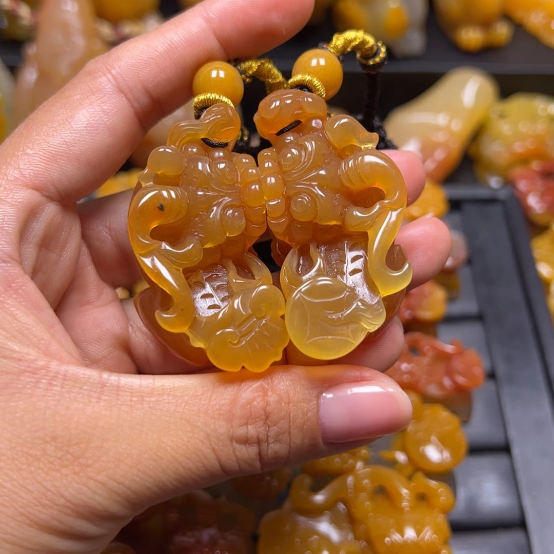 石英质玉(黄龙玉)颈饰未镶嵌