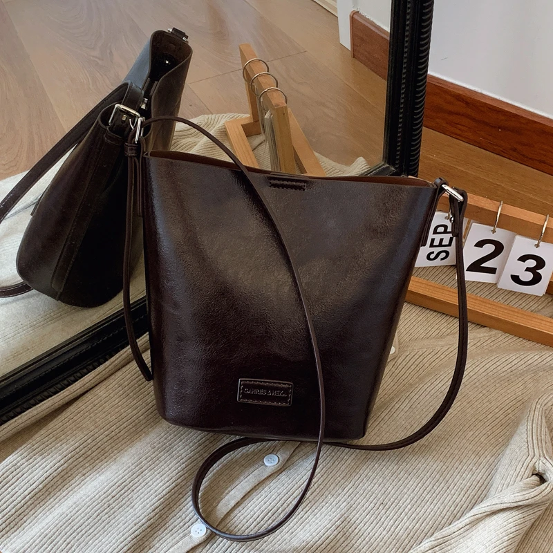 秋冬新款2024时尚百搭水桶包包女士单肩腋下斜挎包高级感洋气女包