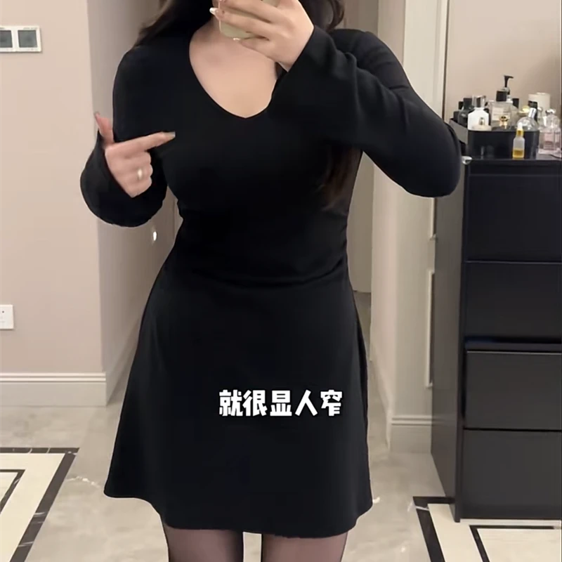 大码气质v领长袖连衣裙2024新款女秋冬胖mm收腰显瘦打底黑色裙子