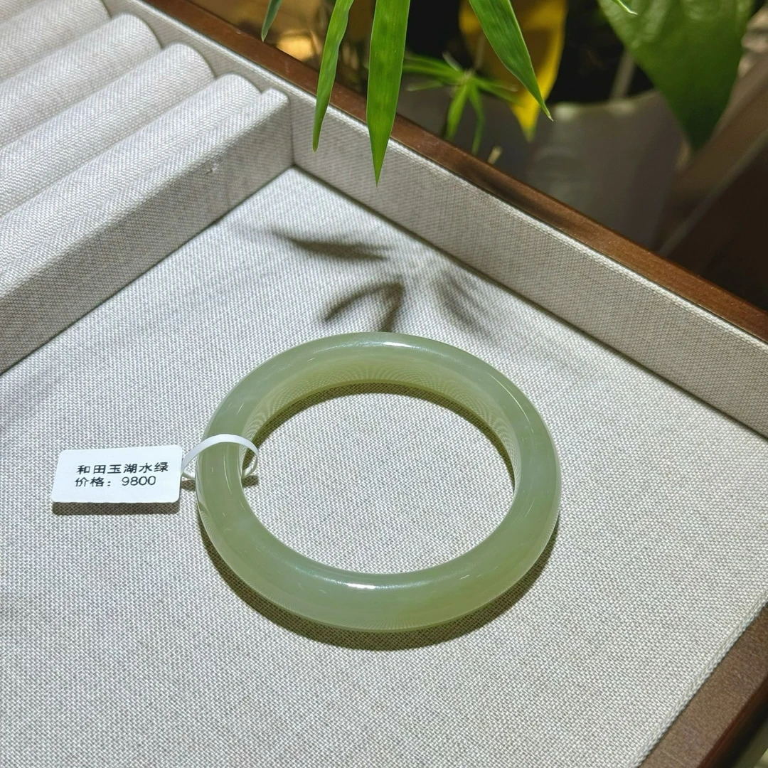 和田玉浅湖水绿正装手镯女士绿色手镯