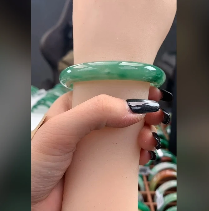 天然非洲翠A货女款 手镯一物一证 圈口56