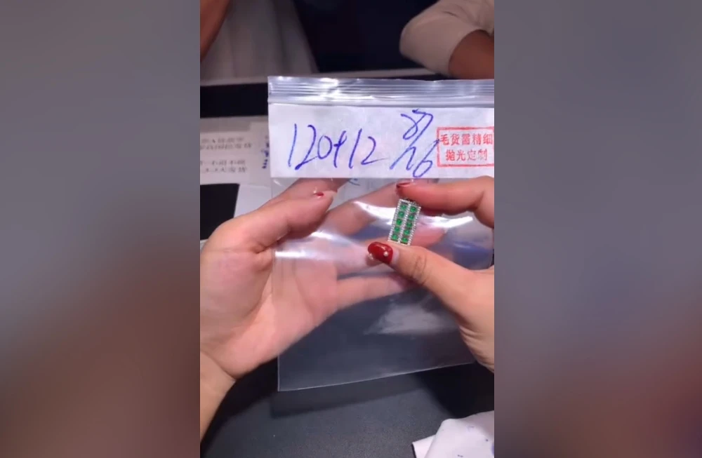 【缅甸角湾翡翠严选】 吊坠 毛货需精细抛光拍一发一