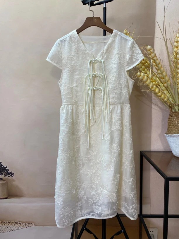 编号B567 花衣部落米色绣花刺绣盘扣连衣裙