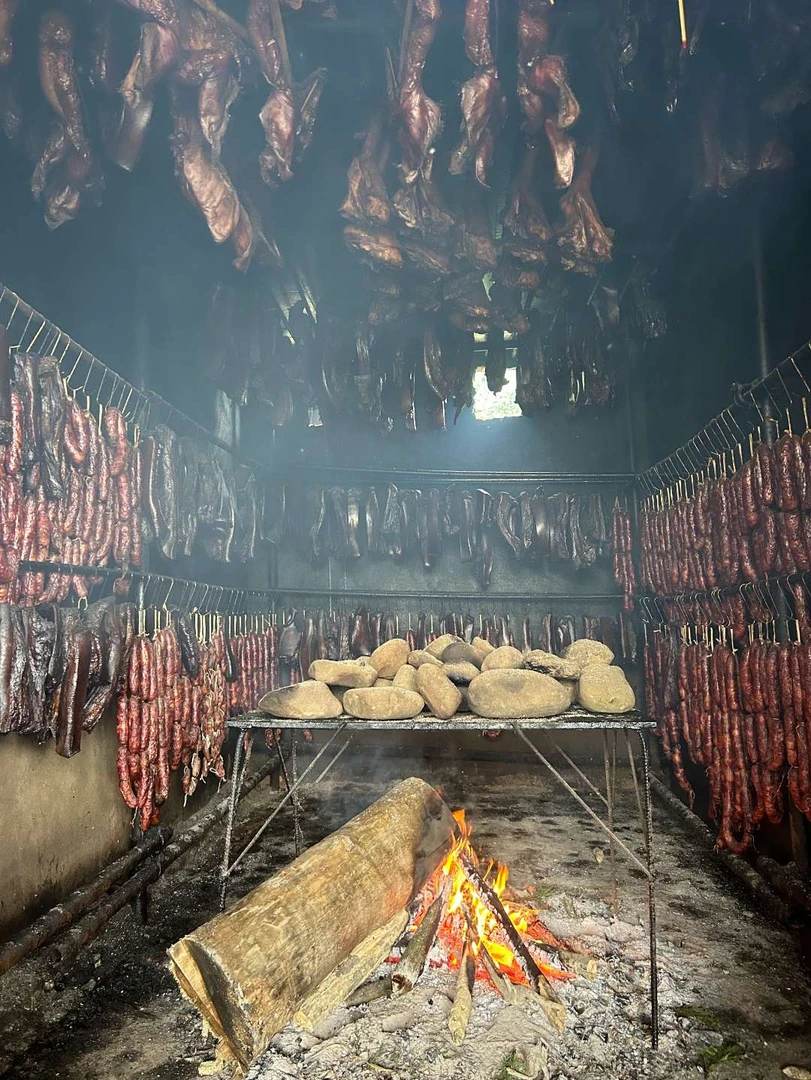 ①万峰跑山猪咸肉熏肉现拍现称腊肉