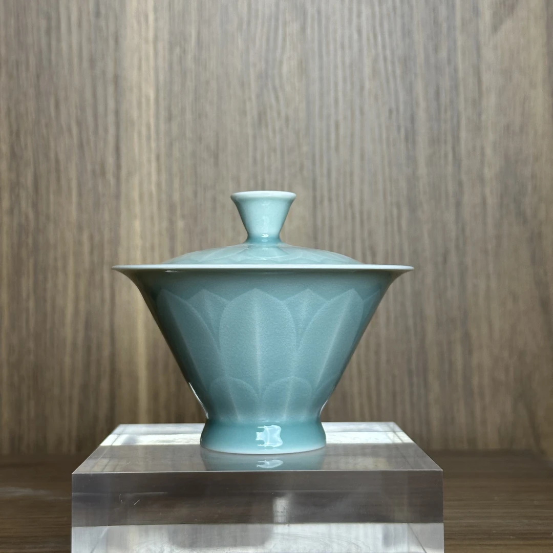 莲瓣青瓷斗笠盖碗